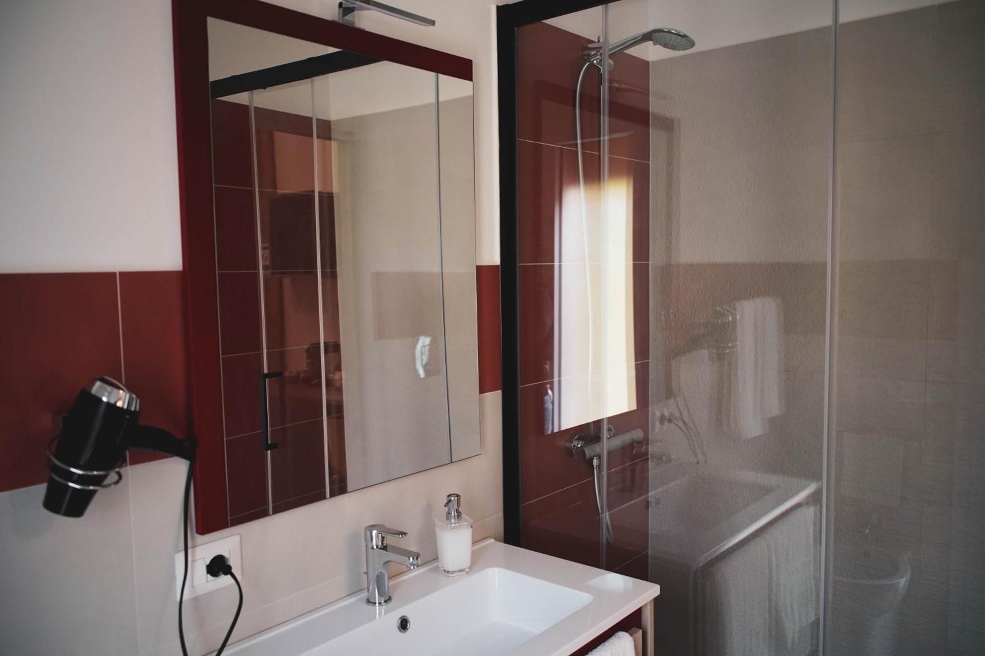 Yeasy Smart Rooms Cefalu Bilik gambar