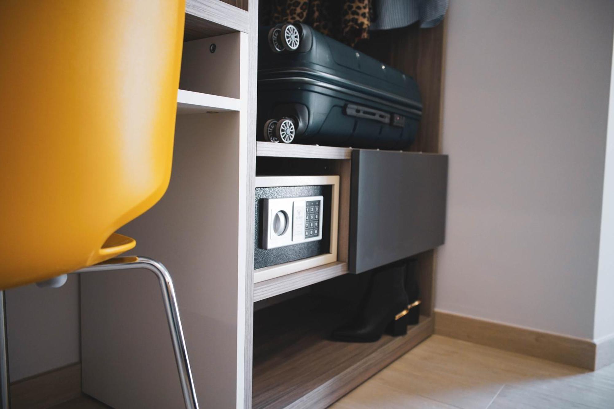 Yeasy Smart Rooms Cefalu Bilik gambar