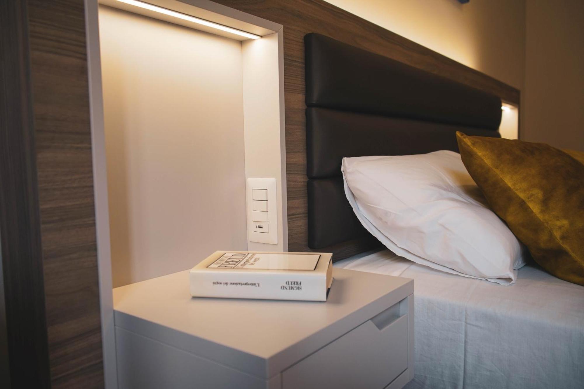 Yeasy Smart Rooms Cefalu Bilik gambar